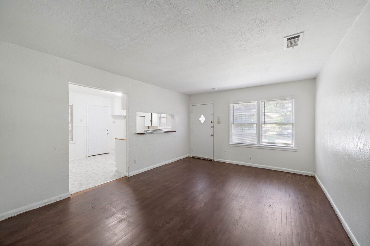 411 Forrest Ave - Photo 2 of 9