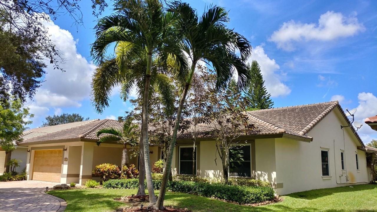 9915 Nw 52nd St - Photo 3 of 38