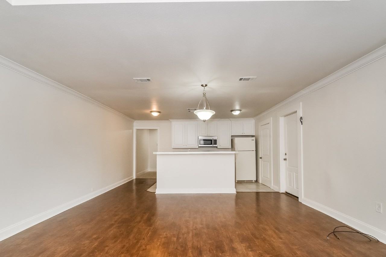 814 W College St - Photo 4 of 13