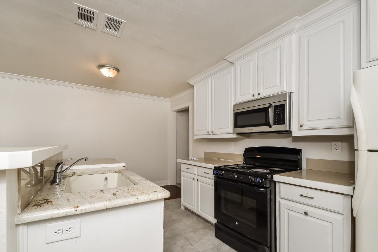 814 W College St - Photo 5 of 13