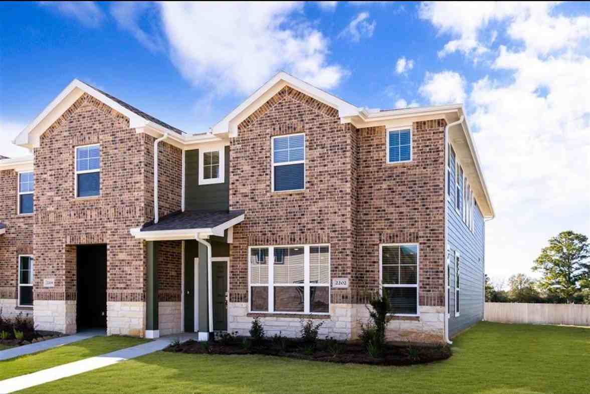 2202 Memory Oaks Dr - Photo 2 of 25