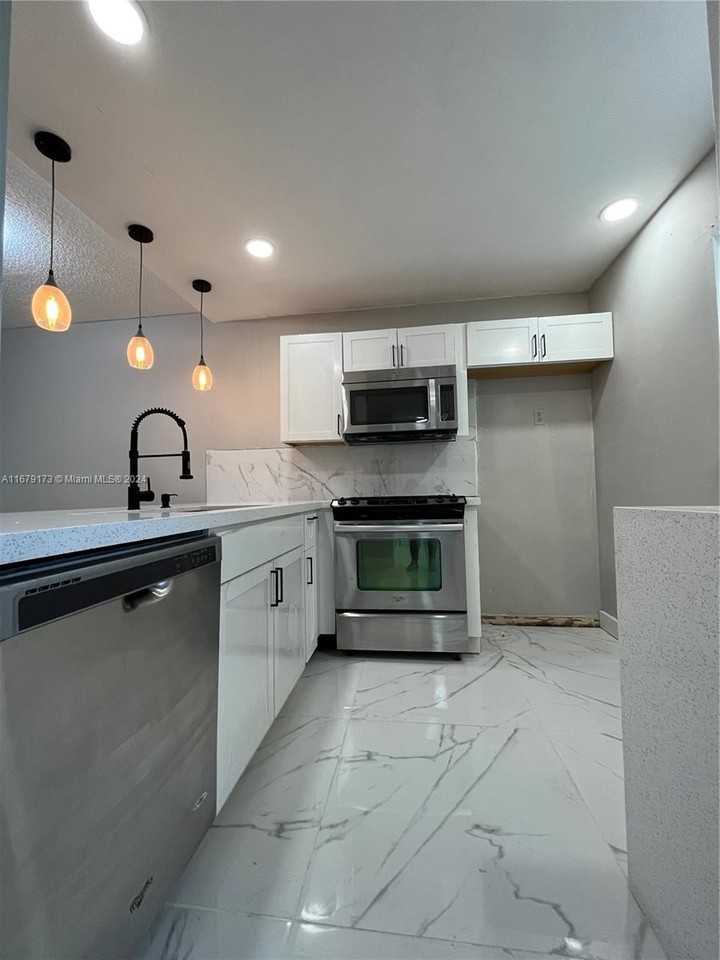 5102 Nw 36th St #605 - Photo 4 of 22