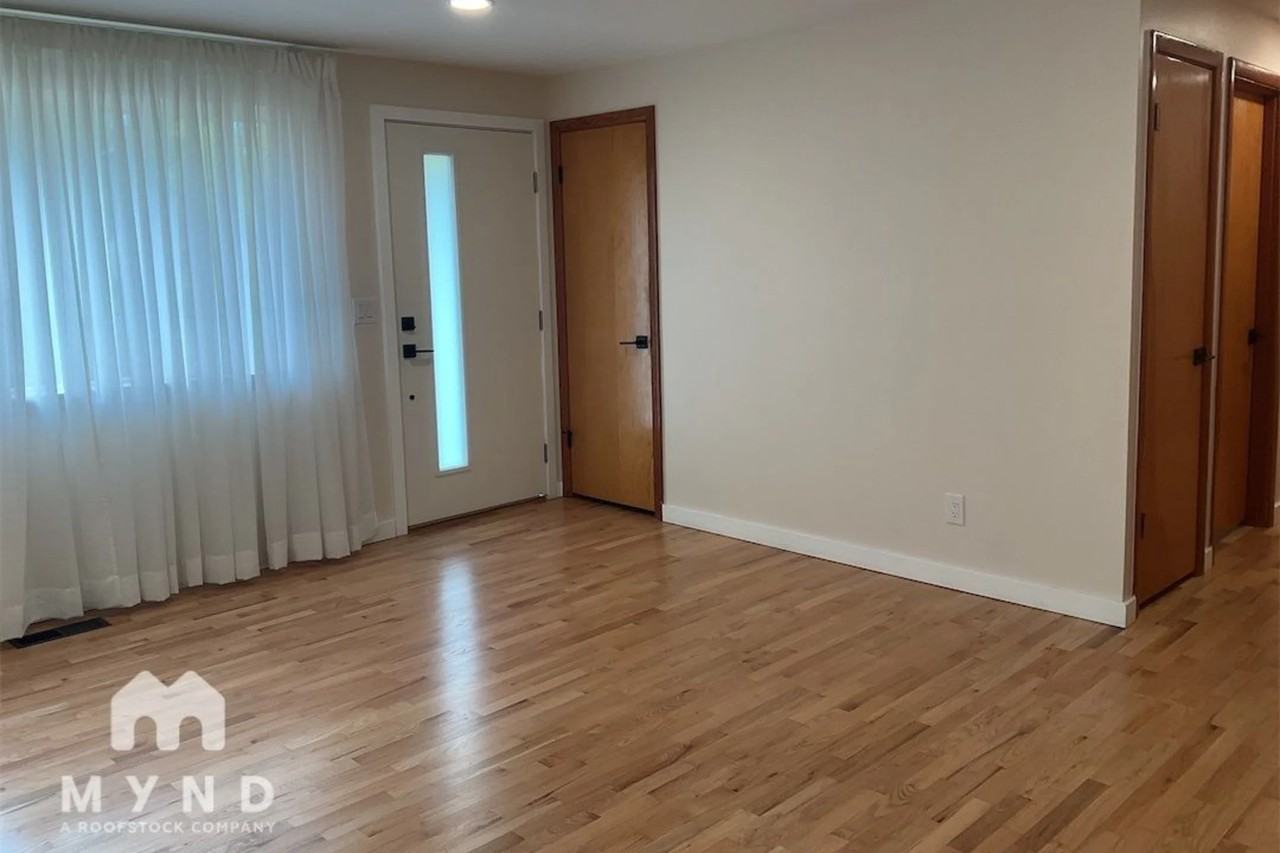 1301 Pierce Pl Ne - Photo 3 of 8