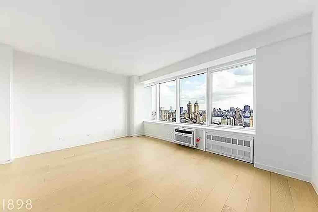 W 87th St 30D, New York, NY 10024 Studio Apartment for 3,923/month