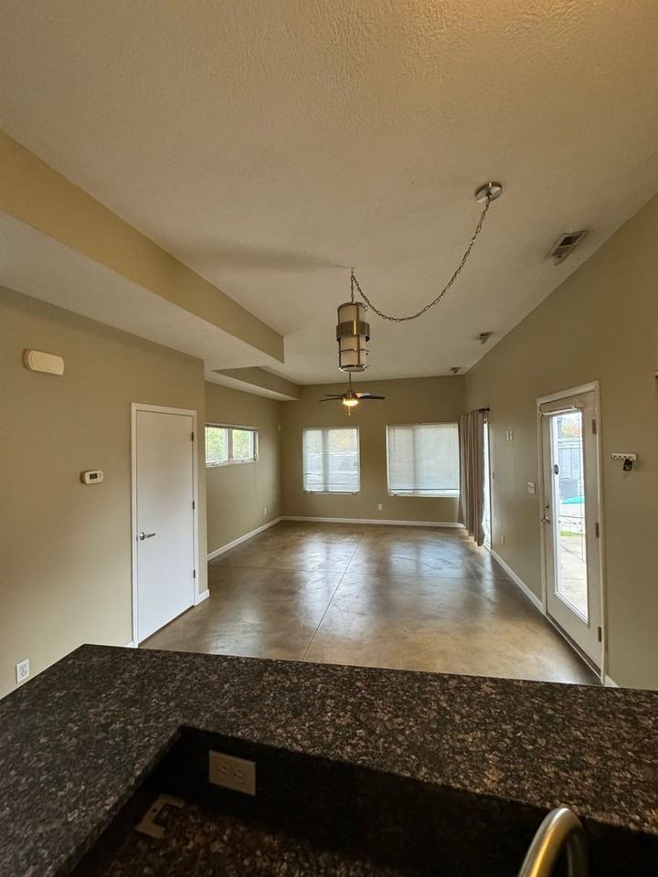 Chicle Luxury Townhomes LLC - Photo 7 of 25