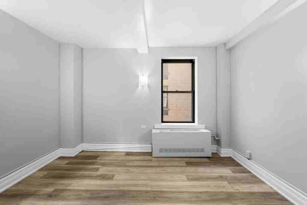 W 73rd St #513 - Photo 2 of 9