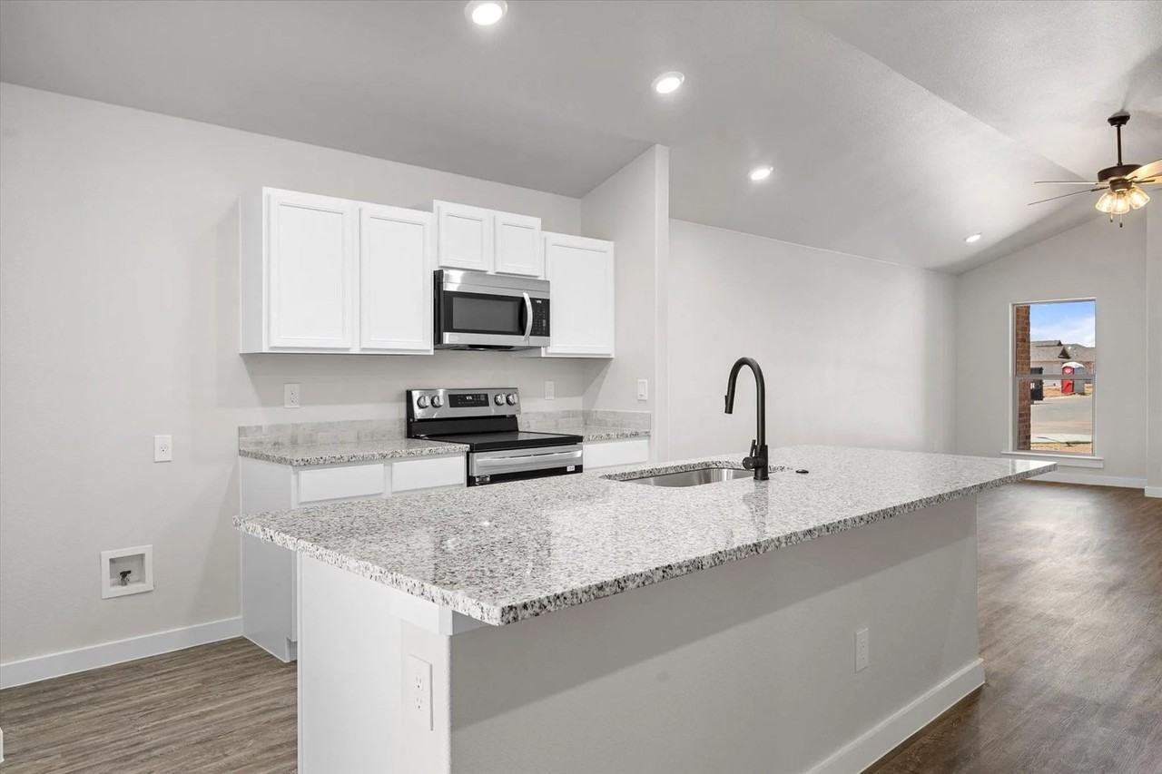 2043 Kenwood Ave - Photo 2 of 3