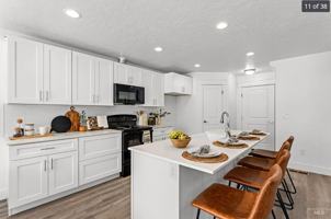 featured image of 2021 E Hulk Ln #2021