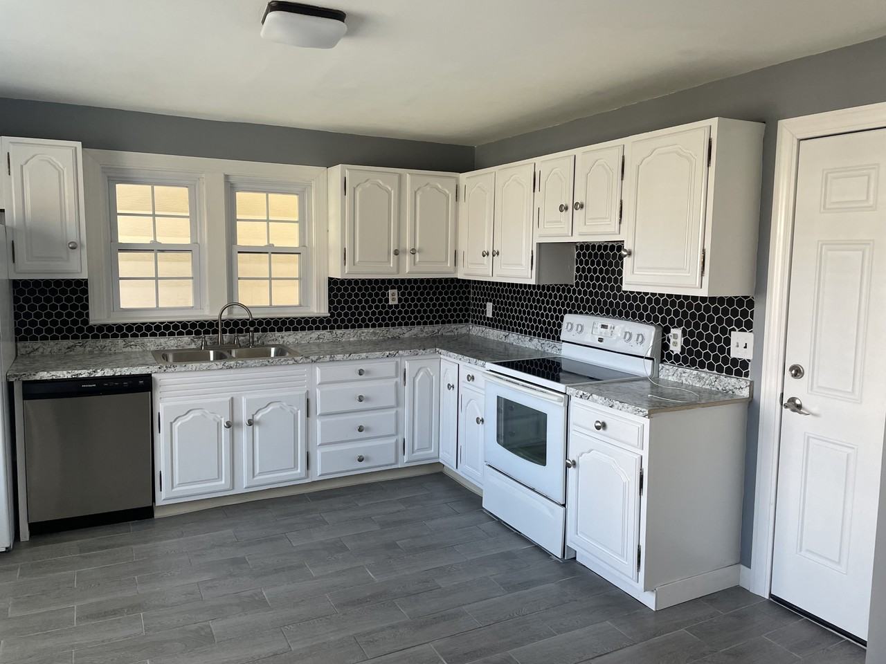 20 Russell Ave #1stFL - Photo 3 of 4