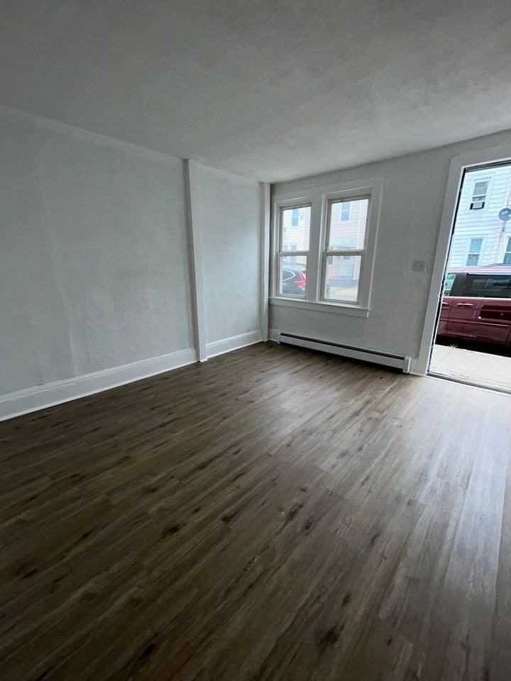 225 Home Avenue - Photo 4 of 16