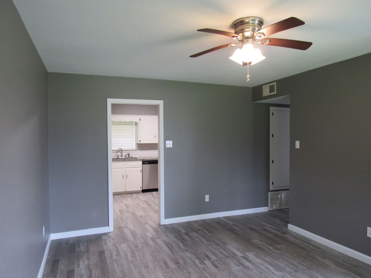 415 Waymack Rd - Photo 4 of 16