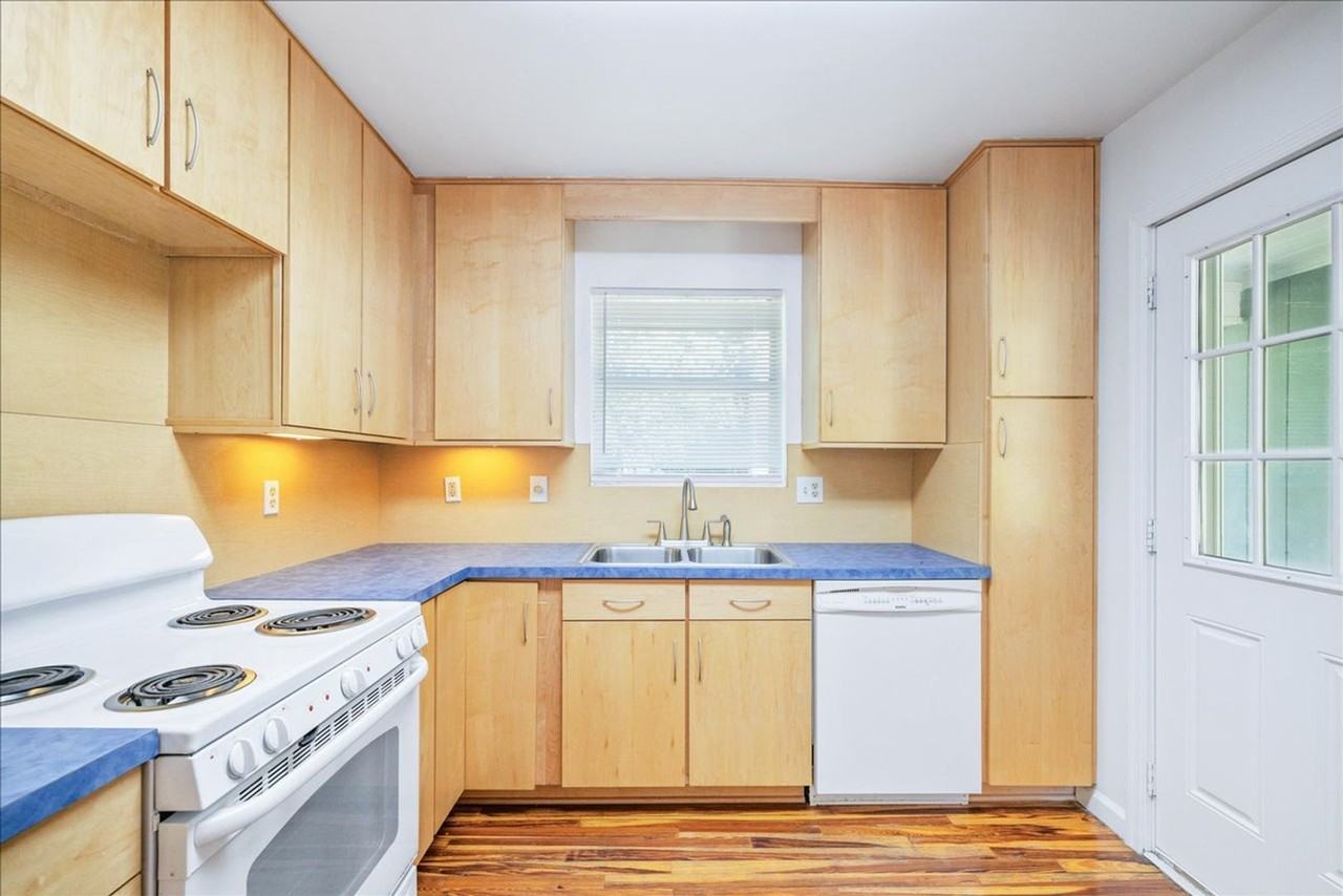 202 Juniper Dr - Photo 6 of 18