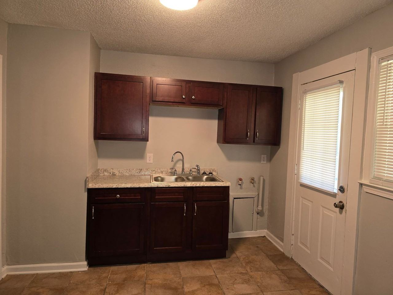 2807 Lola Ave - Photo 3 of 5