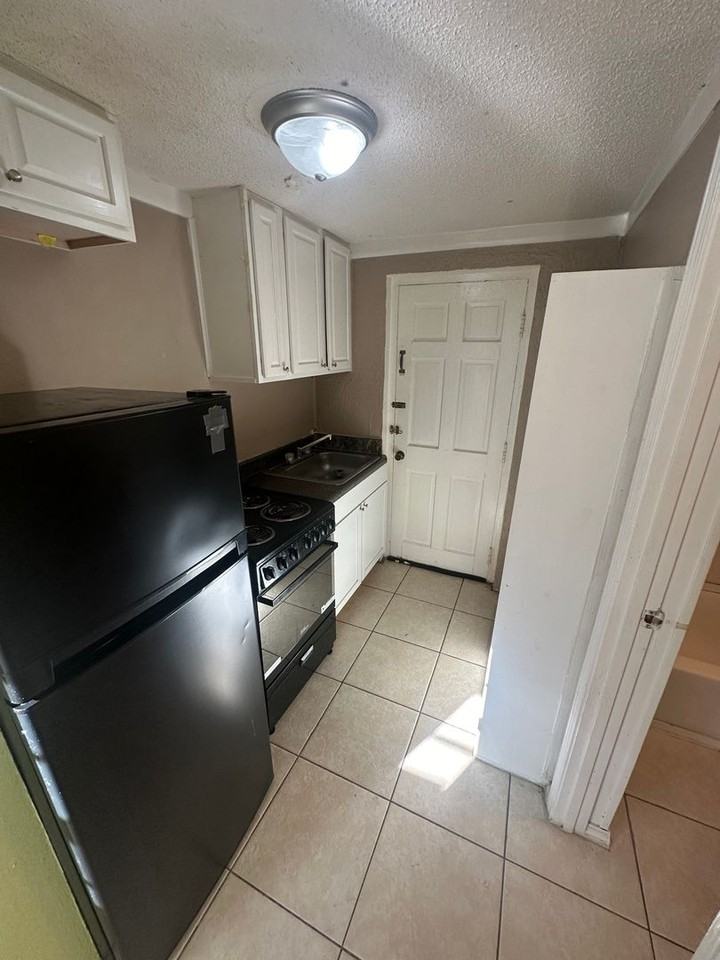 1813 12th Street - Photo 3 of 8