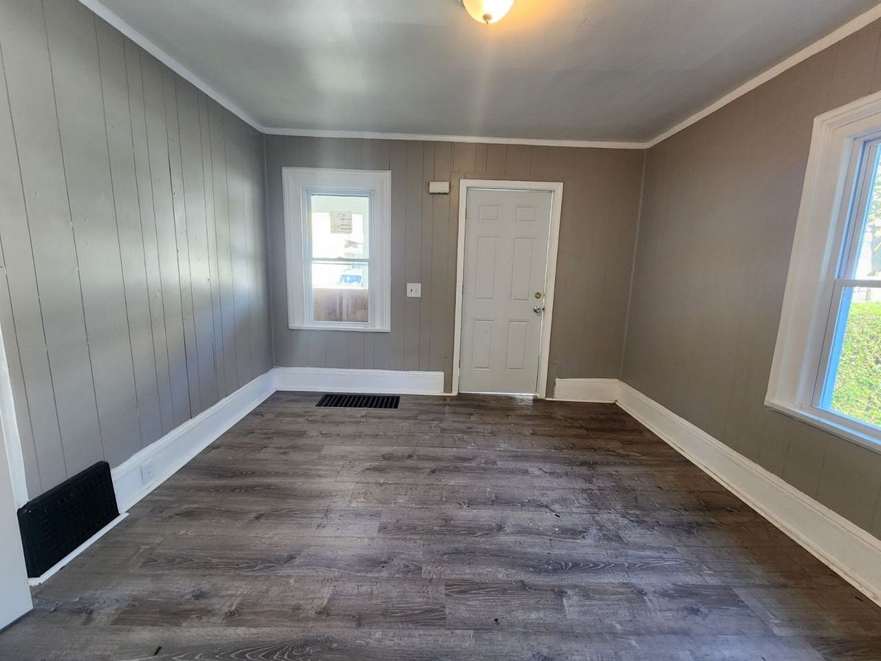 141 Silver St - Photo 2 of 9