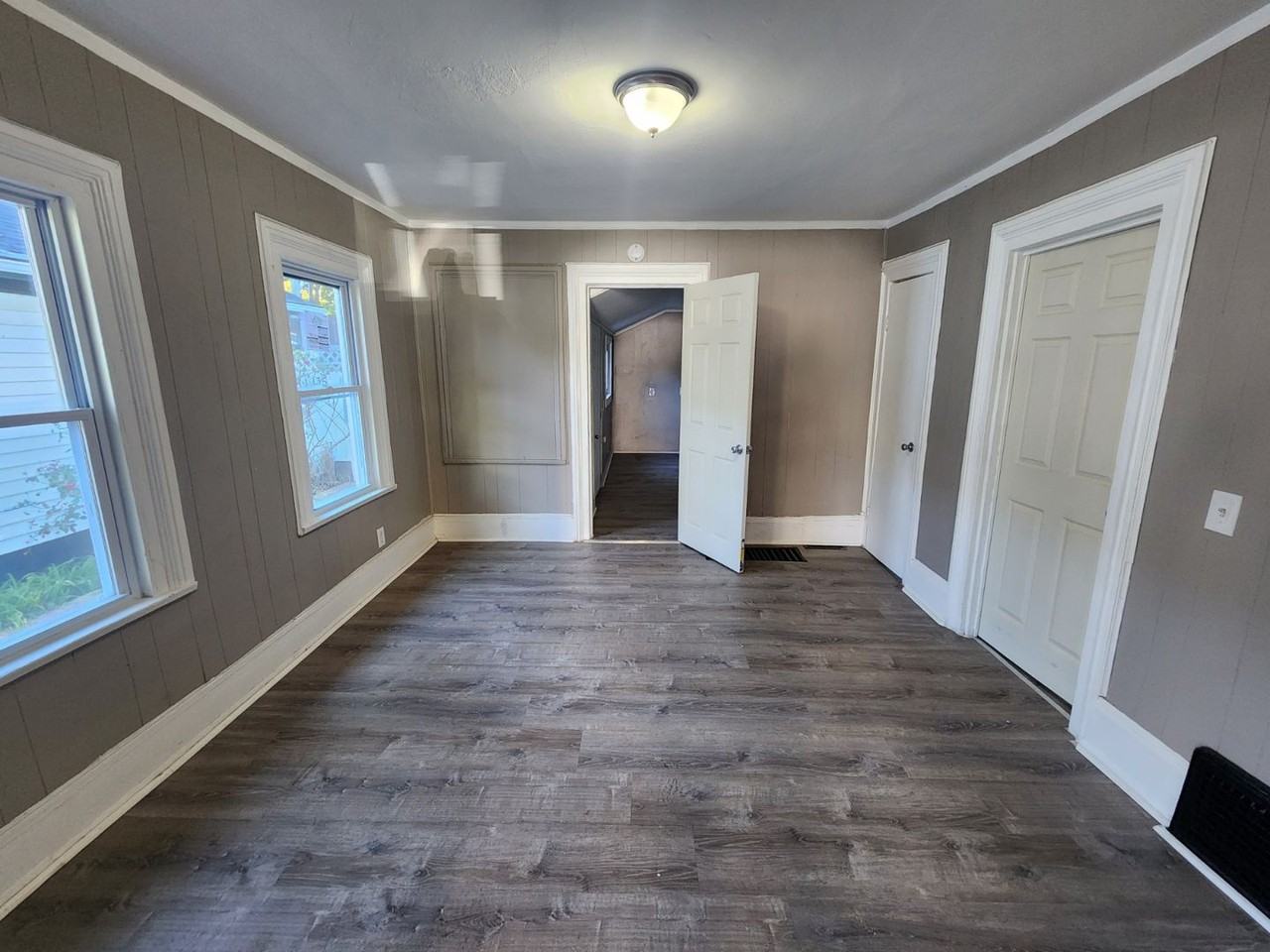 141 Silver St - Photo 3 of 9