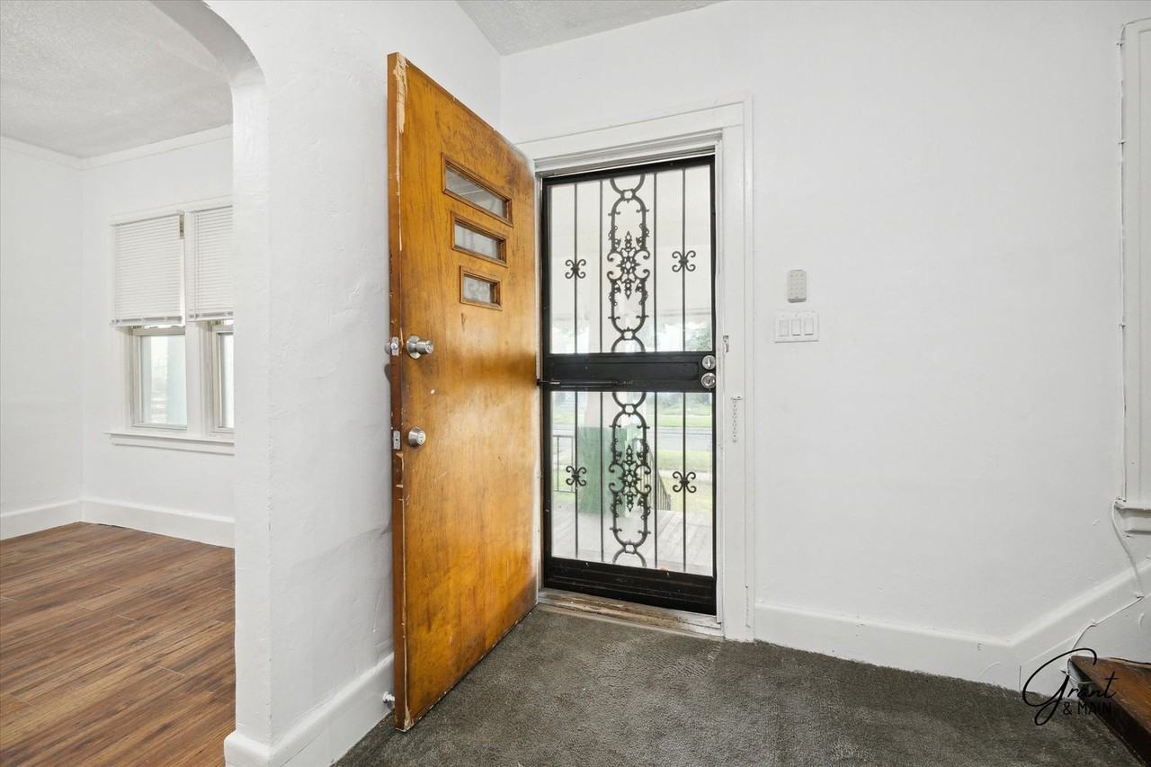 5045 Fairview St - Photo 3 of 24