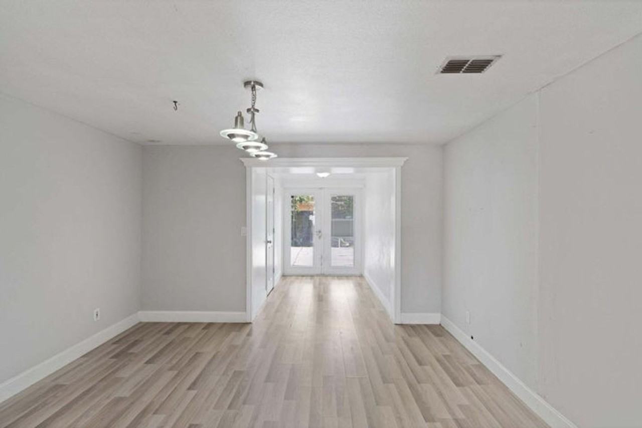 2112 Longwood Rd - Photo 2 of 10