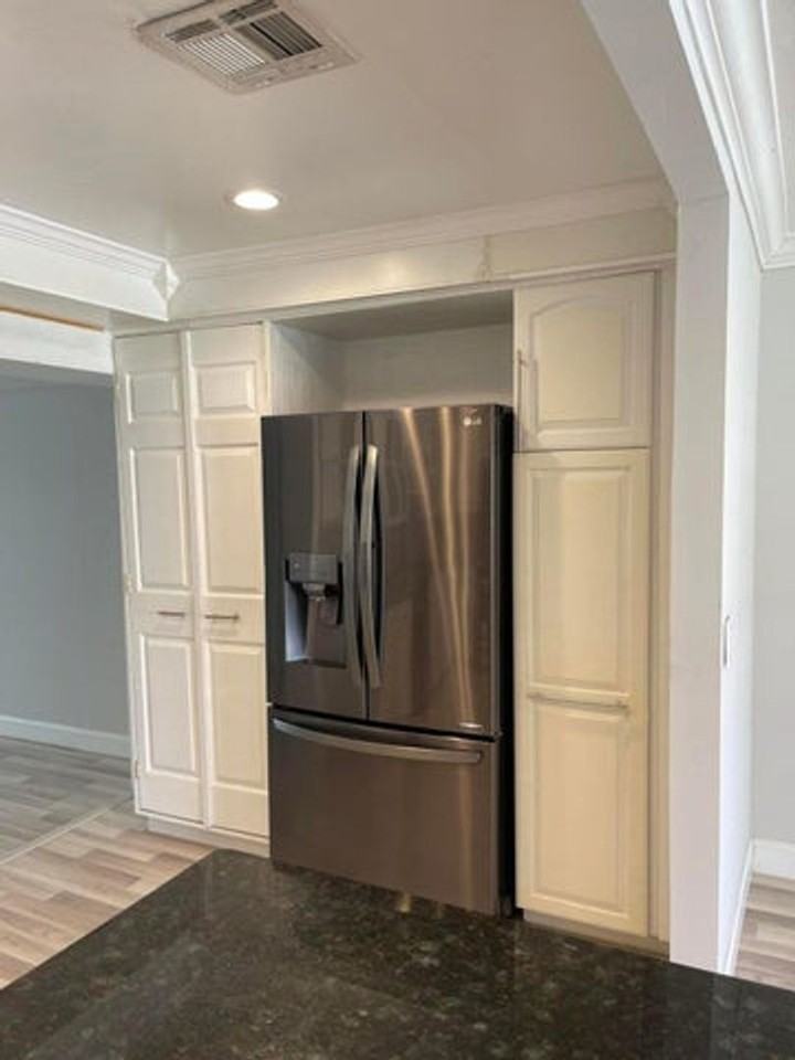 2112 Longwood Rd - Photo 3 of 10