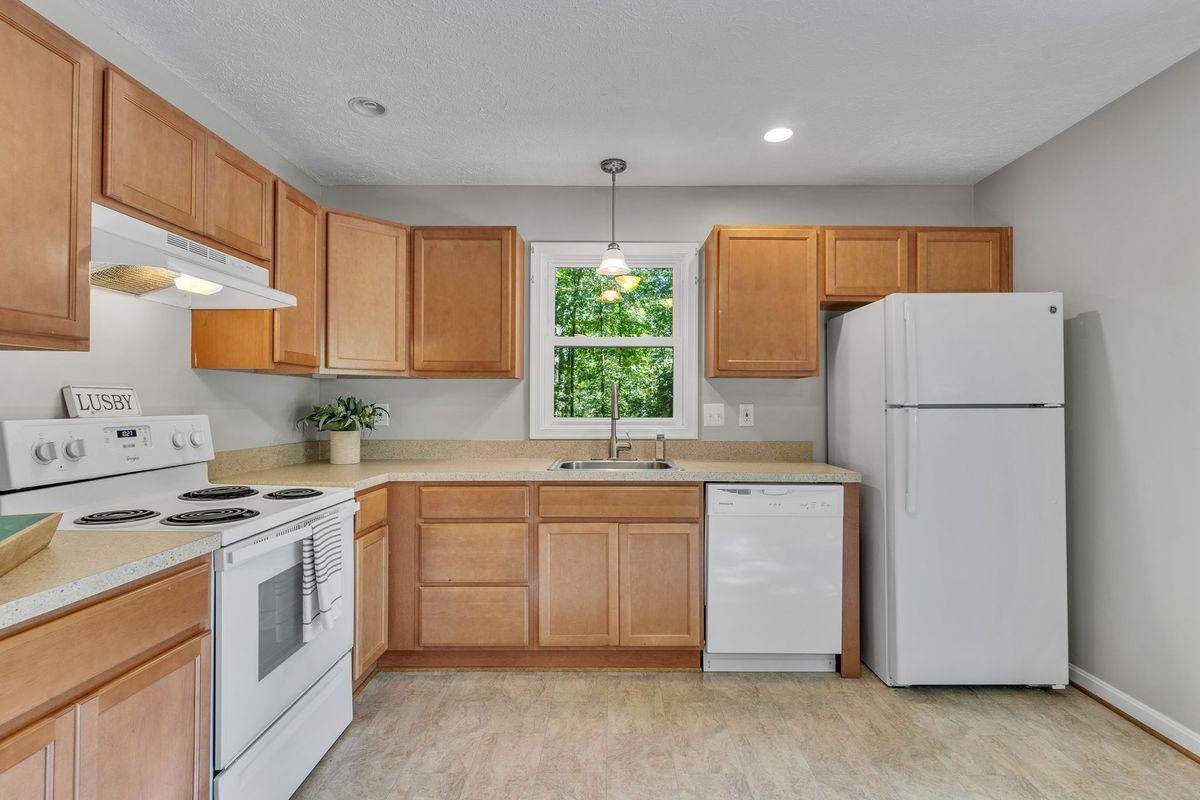 324 Thunderbird Dr - Photo 3 of 19