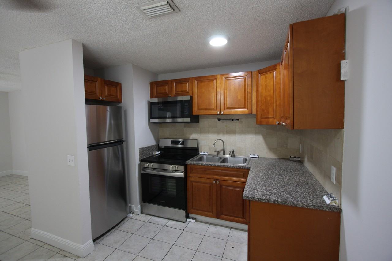 1025 S F St - Photo 2 of 20