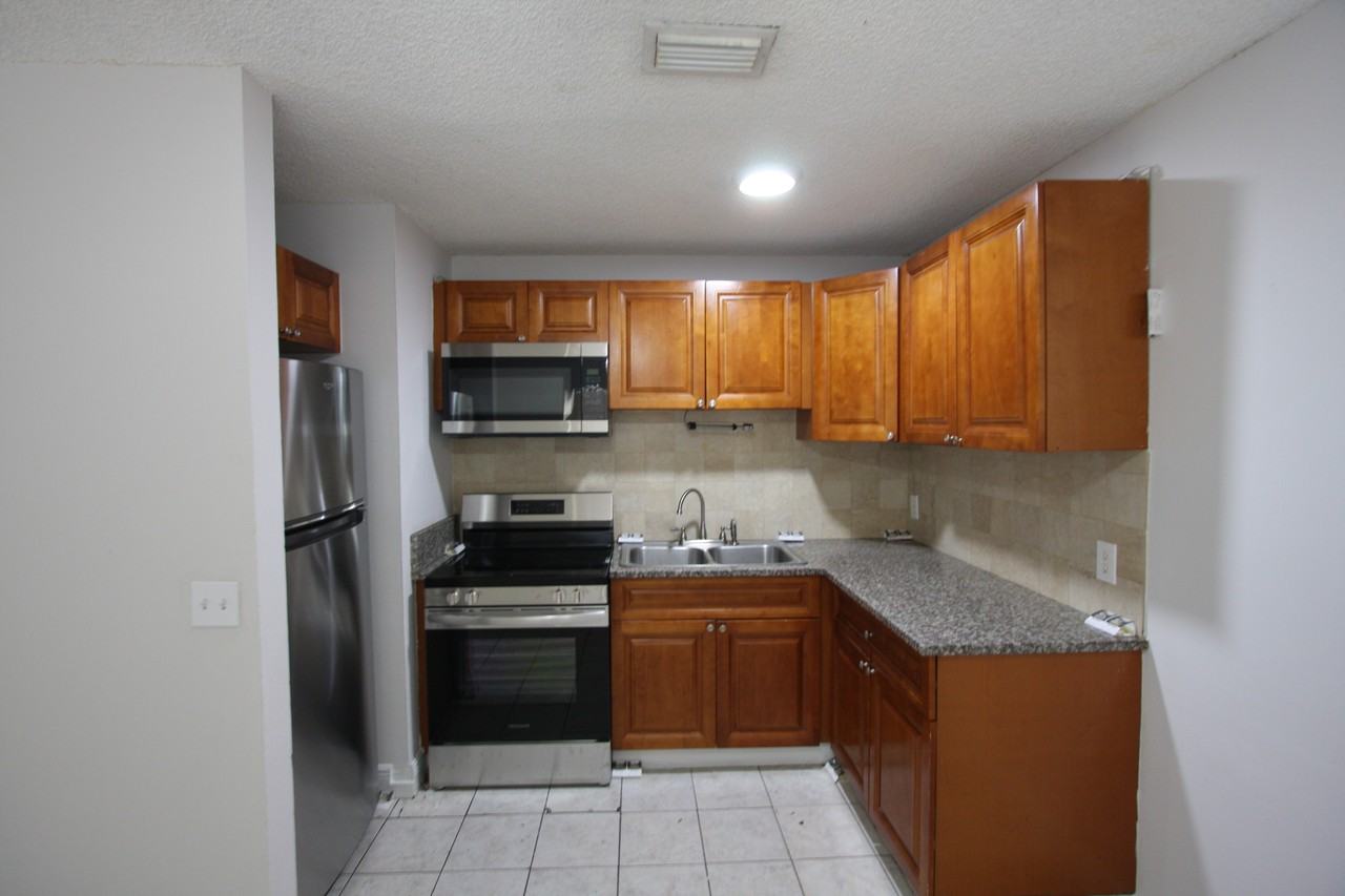 1025 S F St - Photo 3 of 20