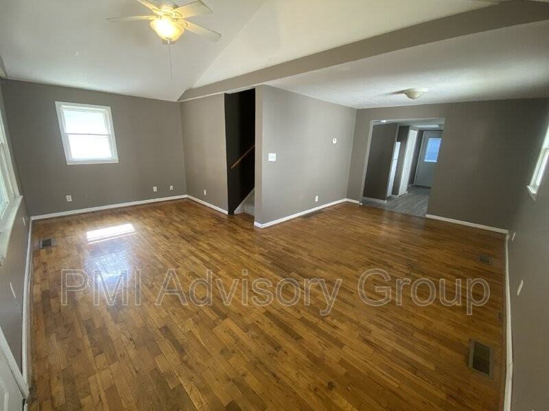 1155 Sw Medford Ave - Photo 2 of 14