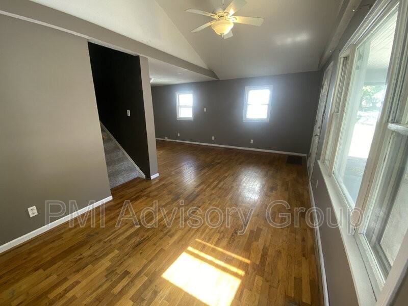 1155 Sw Medford Ave - Photo 3 of 14