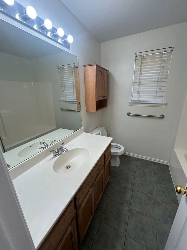 1001 Brookhaven Dr - Photo 3 of 15