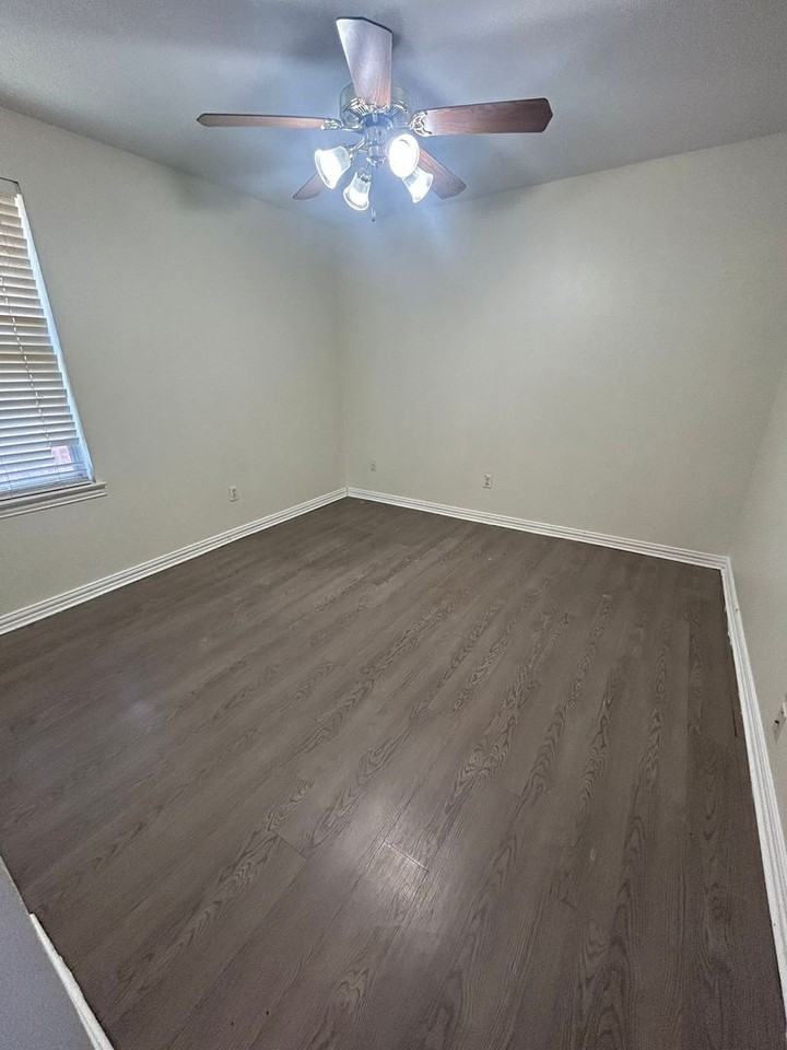 1001 Brookhaven Dr - Photo 4 of 15