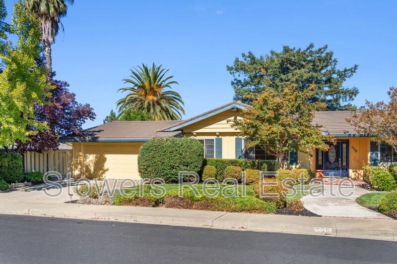 530 Dover Dr - Photo 3 of 48