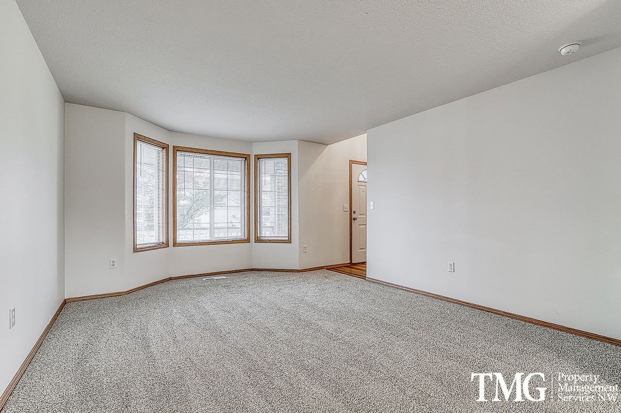 7111 Ne 163rd Ave - Photo 3 of 34