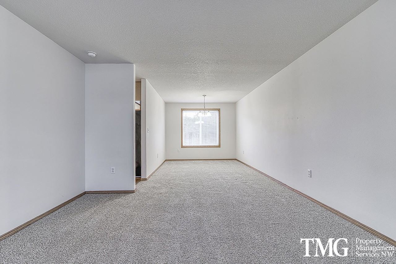 7111 Ne 163rd Ave - Photo 4 of 34
