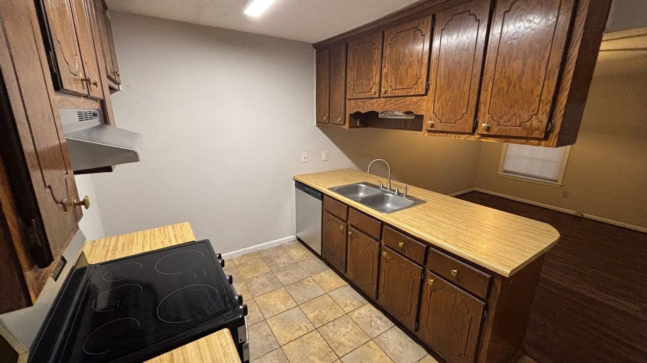 115 Briarwood Cir - Photo 3 of 11