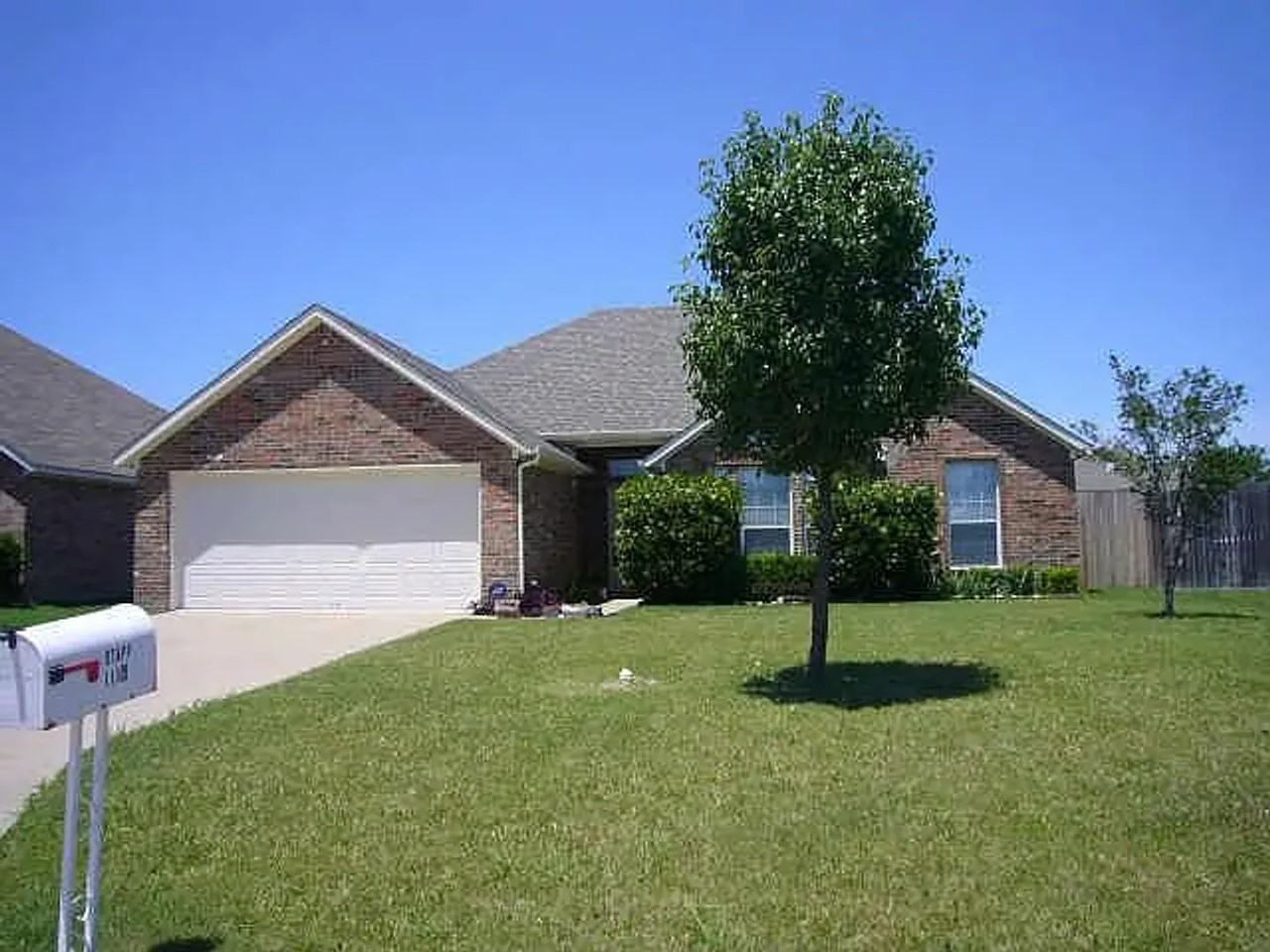 1116 Oak Grove Ln - Photo 3 of 14