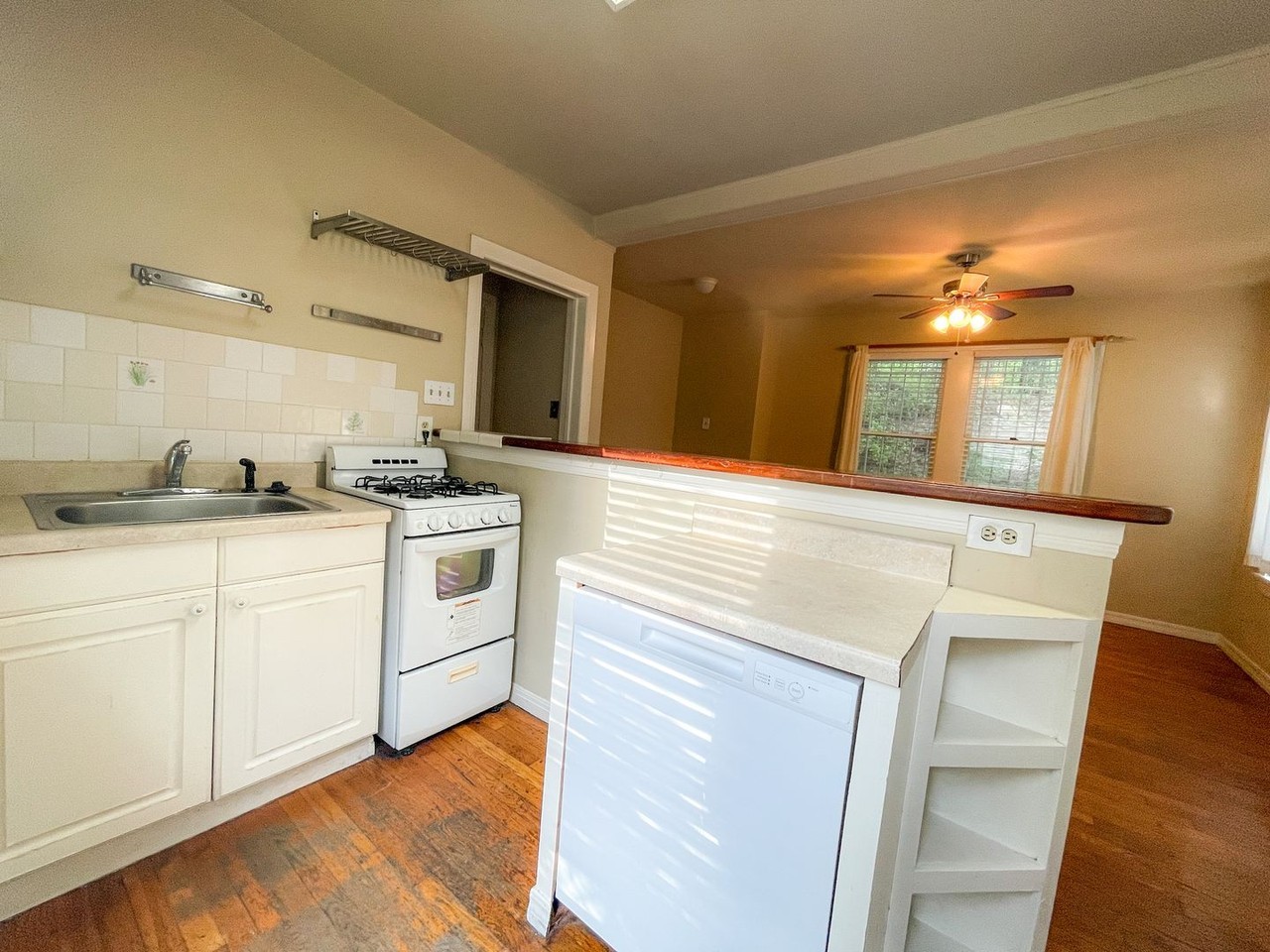 3115 Benelva Dr - Photo 3 of 12