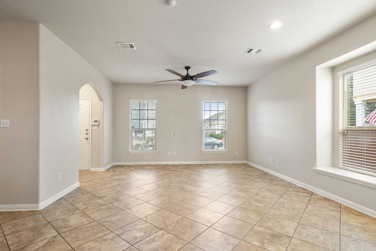 102 Preston Trl - Photo 2 of 28