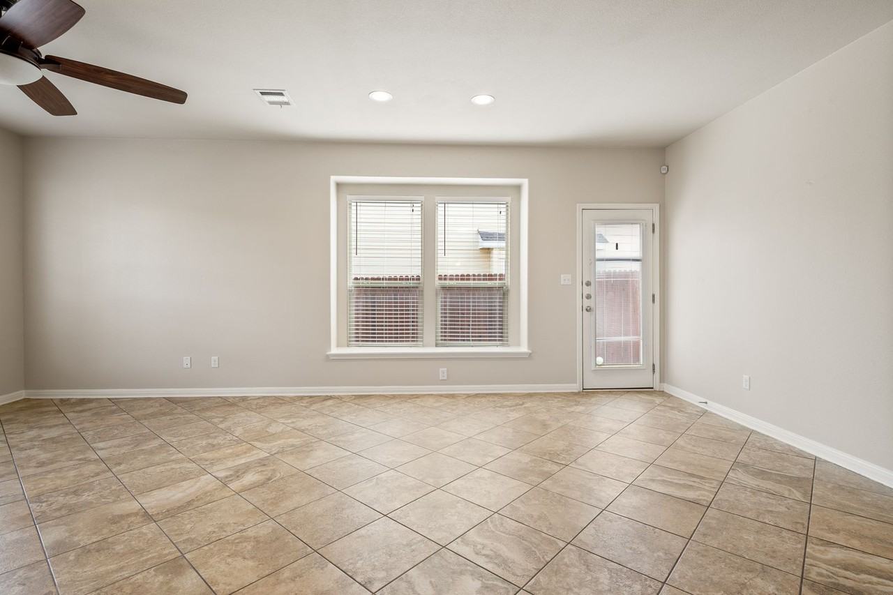 102 Preston Trl - Photo 3 of 28