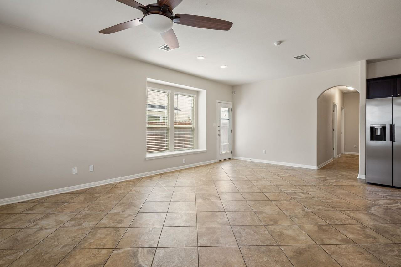 102 Preston Trl - Photo 4 of 28