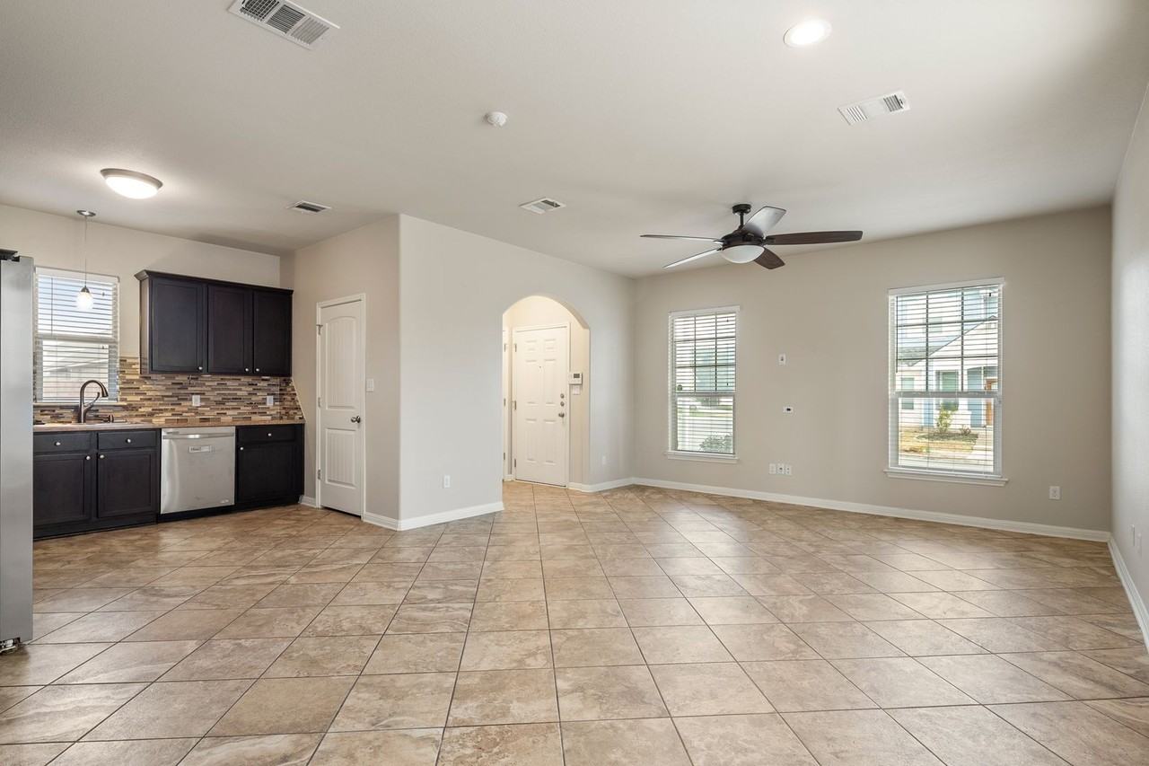 102 Preston Trl - Photo 5 of 28