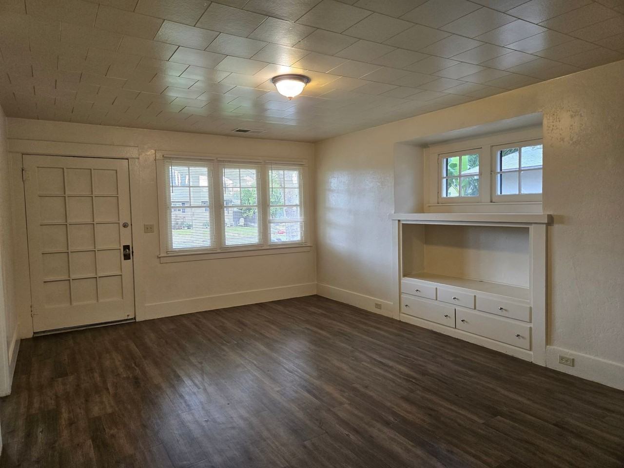 1215 Myrtle St - Photo 2 of 9