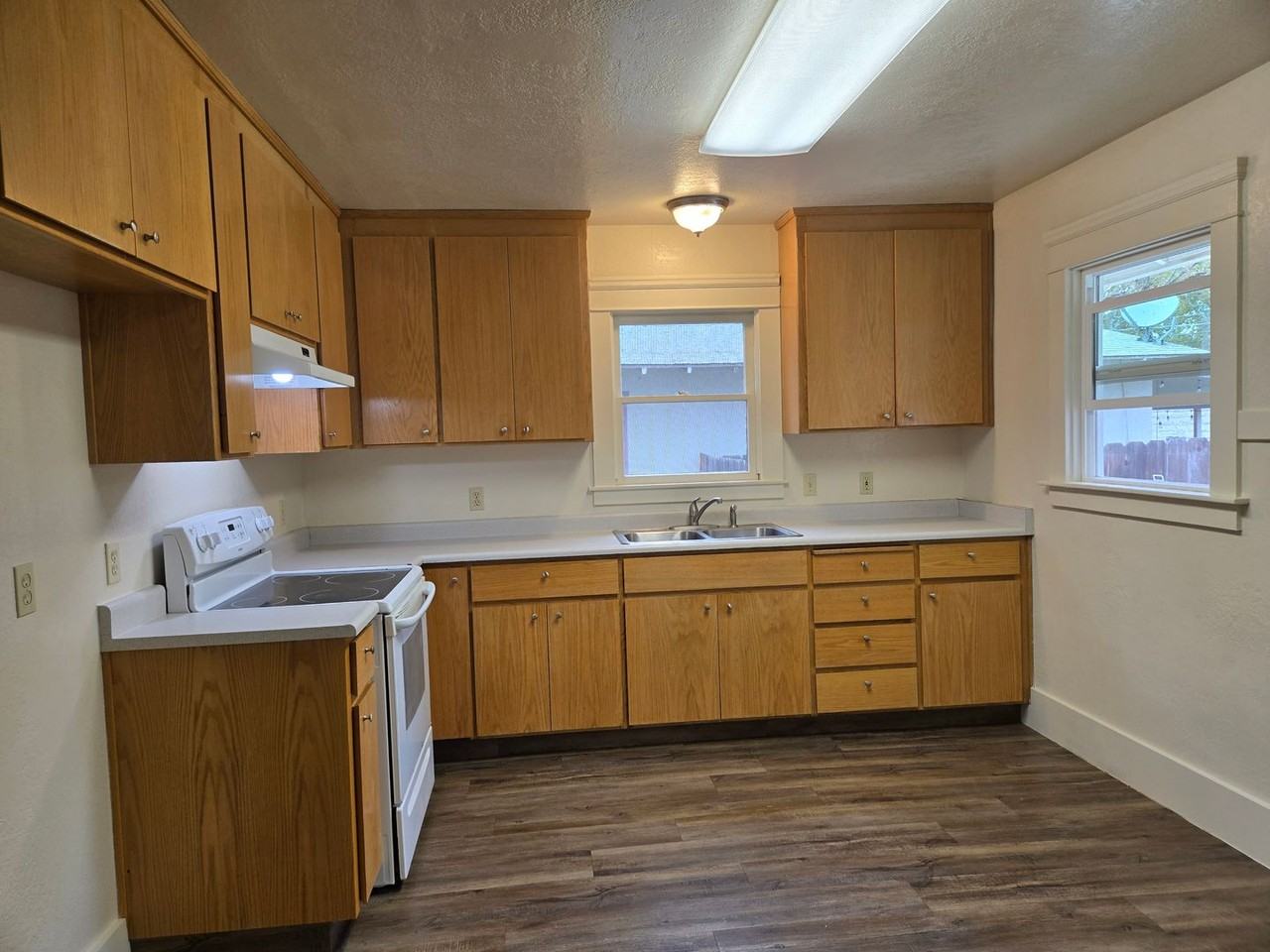 1215 Myrtle St - Photo 3 of 9