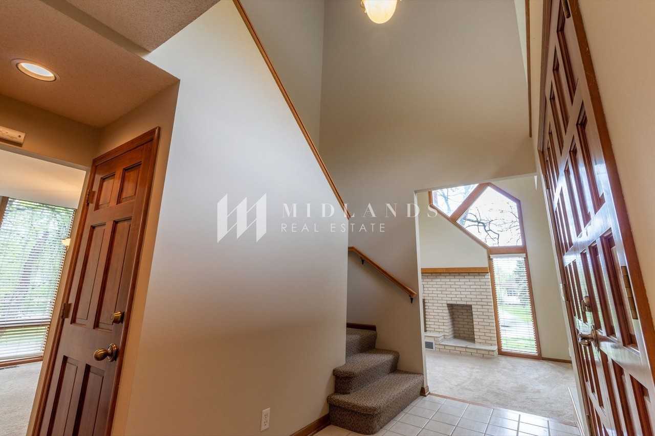 2306 S 105th St - Photo 3 of 29