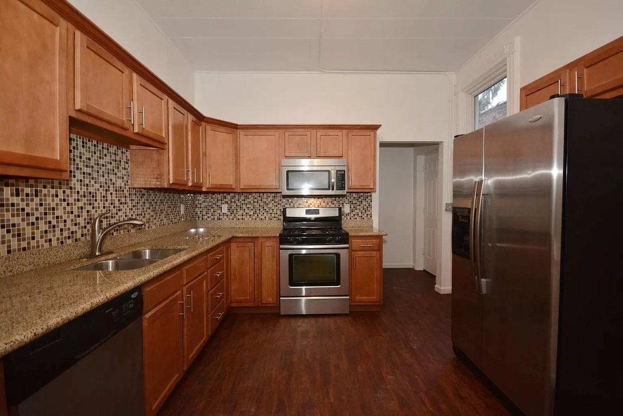 2321 Sarah St - Photo 4 of 15