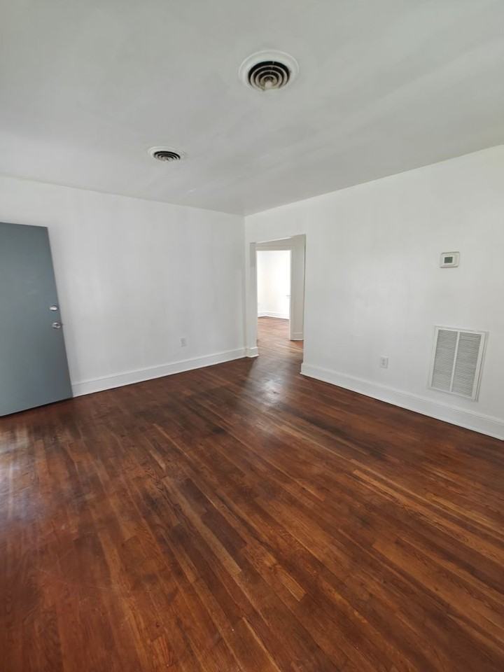 2116 Richmond Ave - Photo 5 of 12