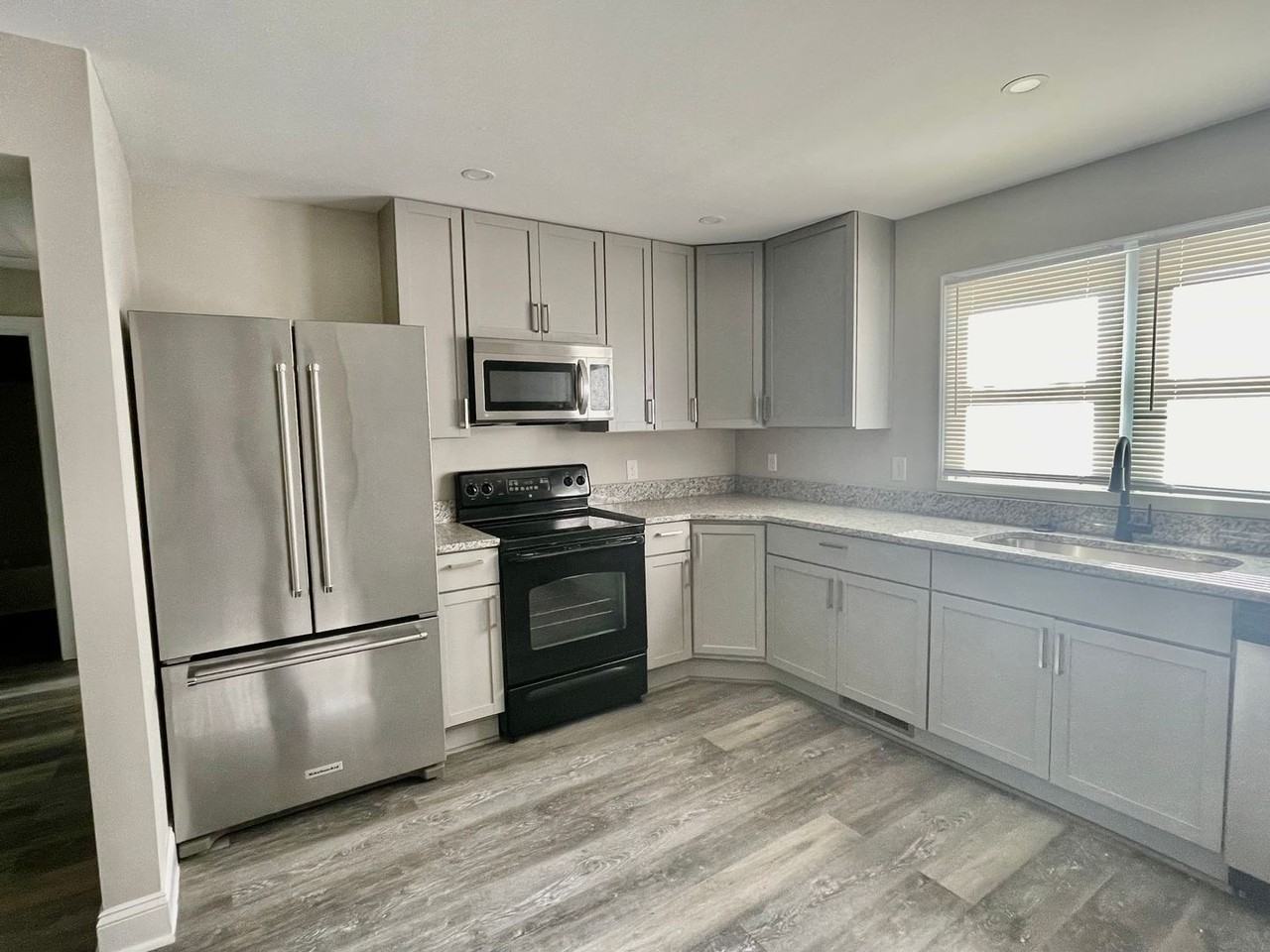 115 S Oak St - Photo 7 of 23