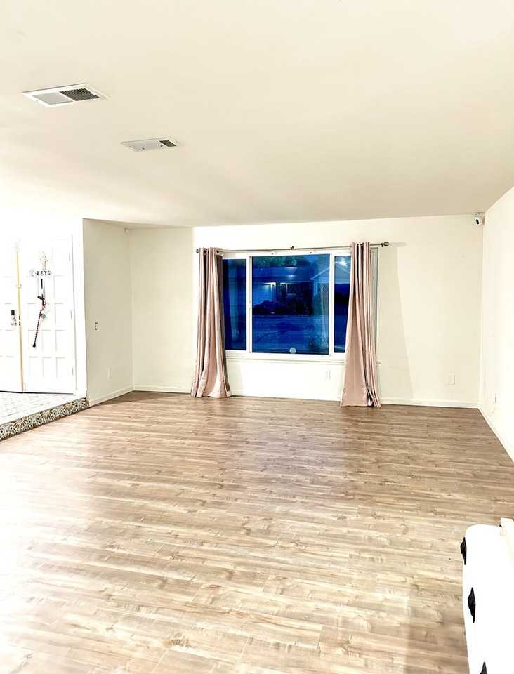 801 E Lynwood Dr - Photo 2 of 14