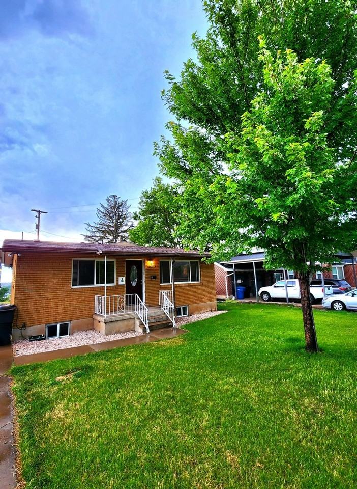 Beautifully updated duplex with parking and a storage shed - Photo 4 of 19