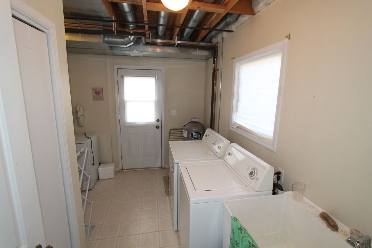 8040 Park St - Photo 3 of 17