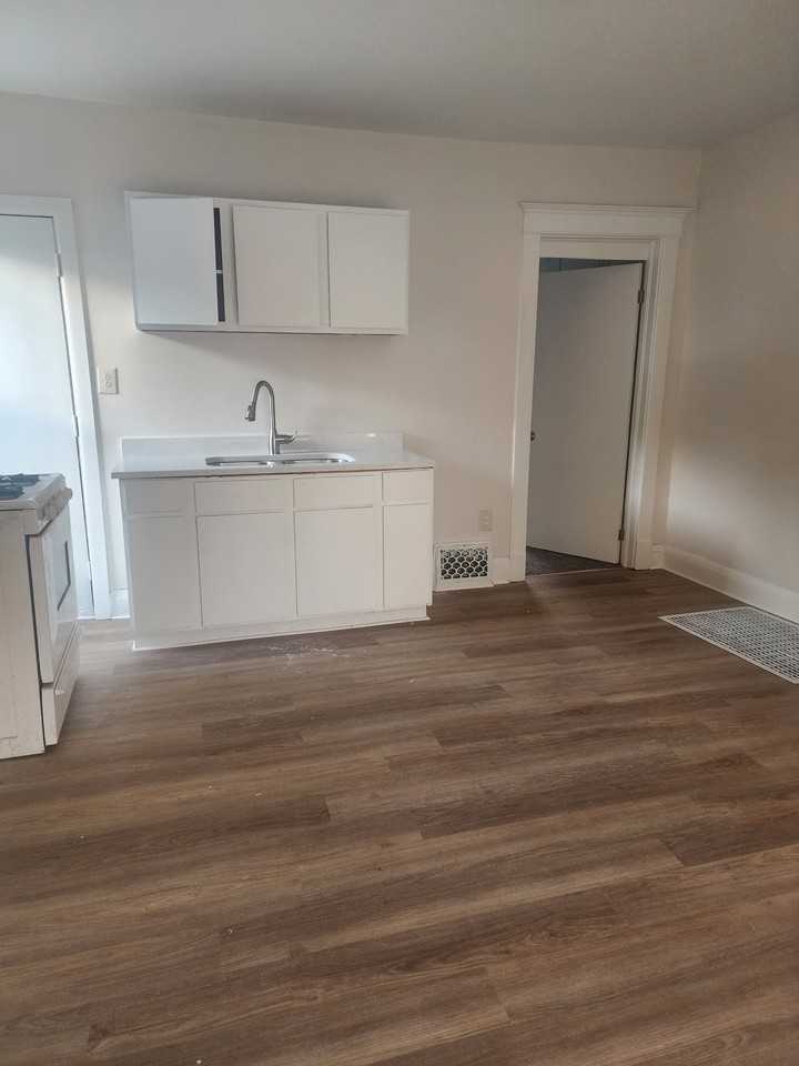 281 East Birch Street (back unit of 605 Dearborn) - Photo 2 of 7
